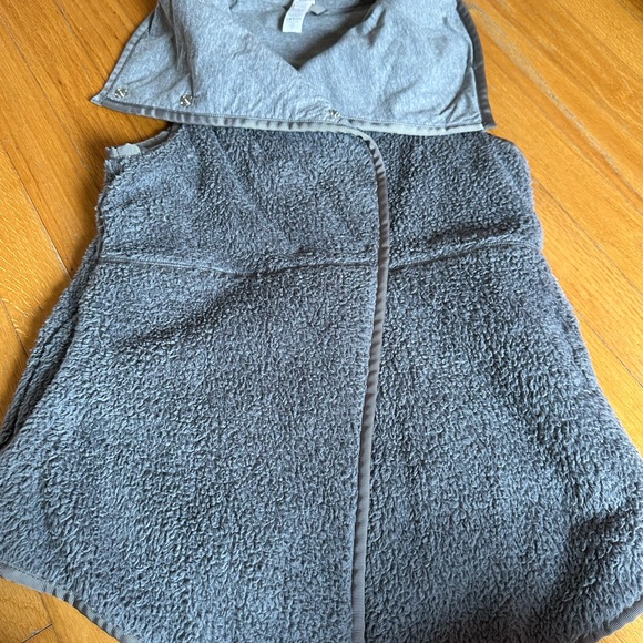 Ivivva Lululemon Gray Sherpa Vest - Picture 1 of 3